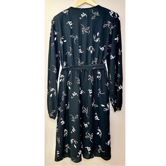 NWT Showpo Beat Of Your Own Drum Dress in Black Line Print Wrap Dress - Picture 7 of 8